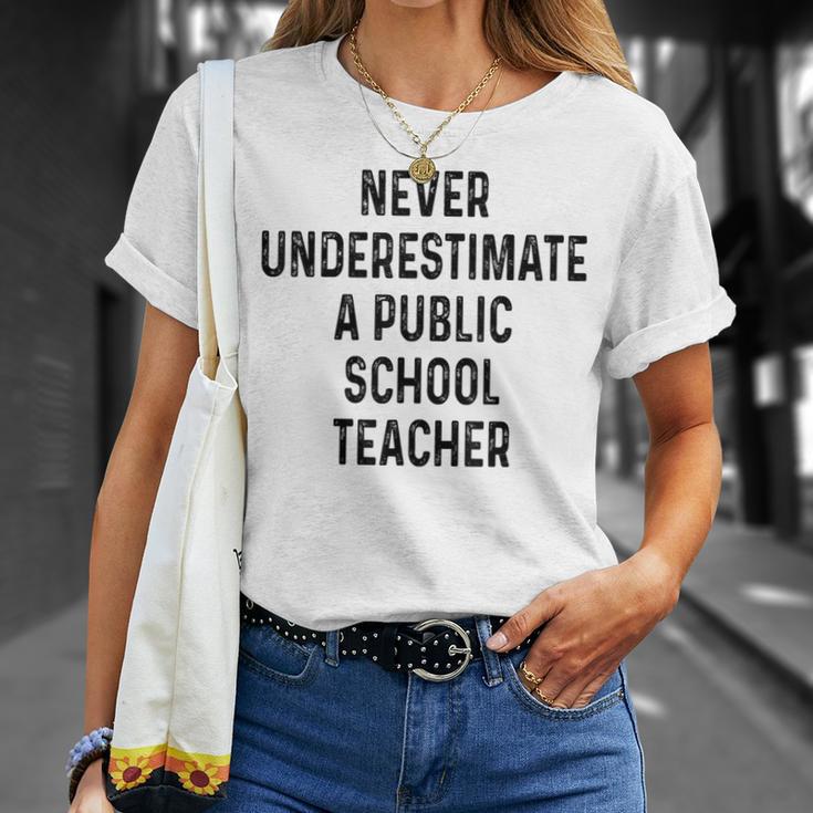 Never Underestimate A Publicchool Teacher Motivational Tシャツ 彼女への贈り物