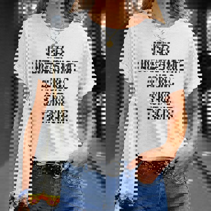 Never Underestimate A Publicchool Teacher Motivational Tシャツ 彼女への贈り物