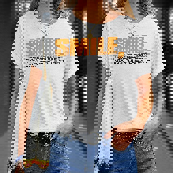 Smile It Makes People Wonder What You're Up To Tシャツ 彼女への贈り物