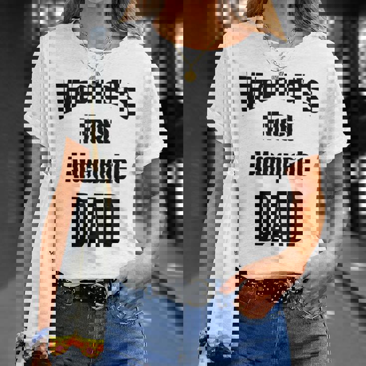 World's Most Adequate Dad はポップへの面白いギフトになります。 Tシャツ 彼女への贈り物