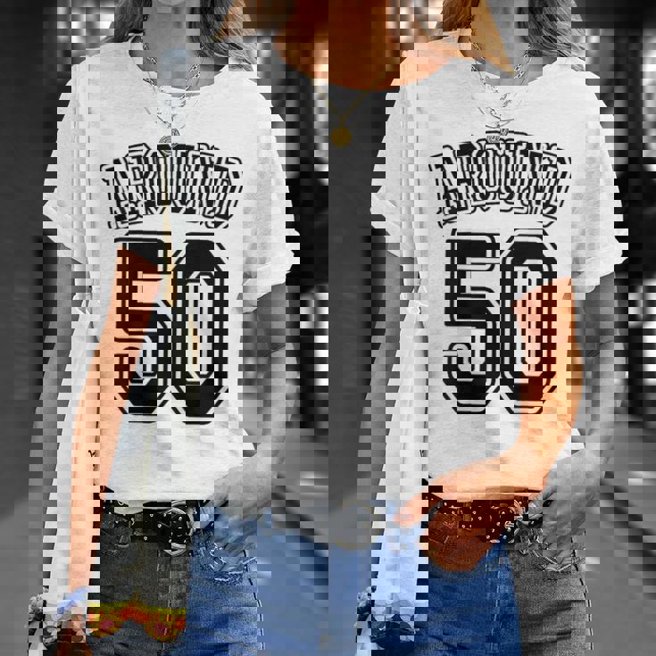 【バックプリント・背中側】Around 50 アラフィフ（五十歳 50才）ユニフォーム風 50代 誕生日プレゼント 面白 Tシャツ 彼女への贈り物