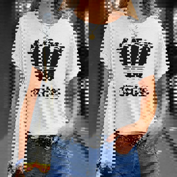 【バックプリント・背中側】アシデス Asides 足です。【変なデザイン屋さん】スポーツ ブランド パロディ 面白 Tシャツ 彼女への贈り物