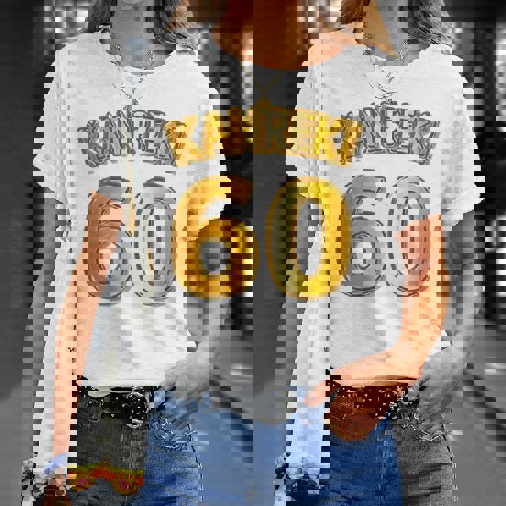 【バックプリント・背中側】還暦 六十歳 60才（ユニフォーム風）赤 レッド【金プレート風 文字】誕生日 面白 Tシャツ 彼女への贈り物