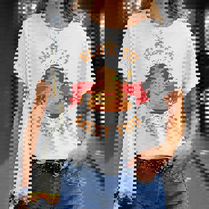 あなたに会うためにチーズクラストとスライス用のスライスが入ったピザ。 長袖tシャツ Tシャツ 彼女への贈り物