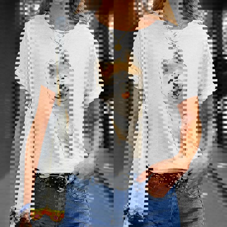 かわいい日本の秋田犬が角をのぞく犬好き。 Tシャツ 彼女への贈り物