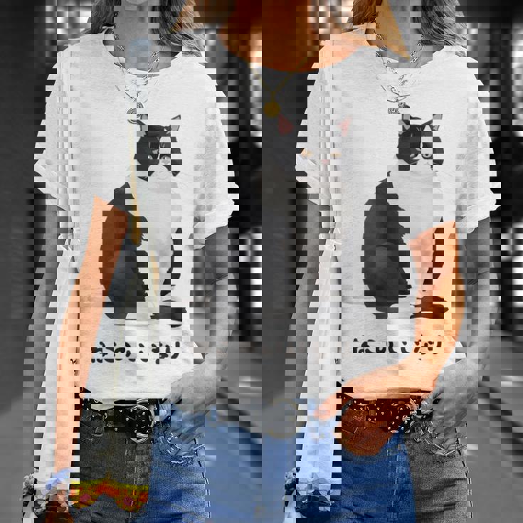 ねこのいいなり 猫 ネコ ぽっちゃり ハチワレ猫 黒白猫 白黒猫 イラスト 猫好き おしゃれ かわいい Tシャツ 彼女への贈り物