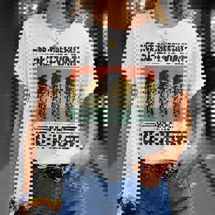 アイスクリームを持った老婆を決して過小評価しない Tシャツ 彼女への贈り物