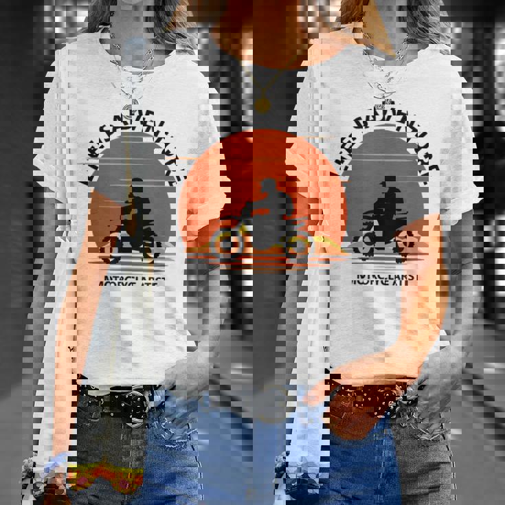 アドベンチャー バイク おもしろ ツーリング 人生は冒険だ オフロードバイクバイク イラスト Tシャツ 彼女への贈り物