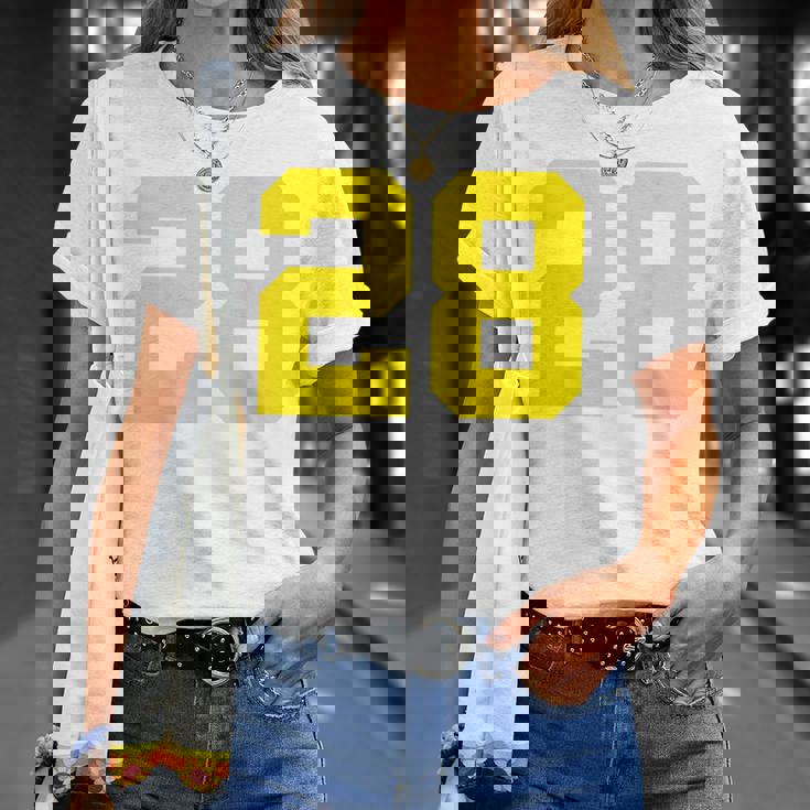 イエローナンバー28 背面 スポーツチーム ジャージ番号 Tシャツ 彼女への贈り物