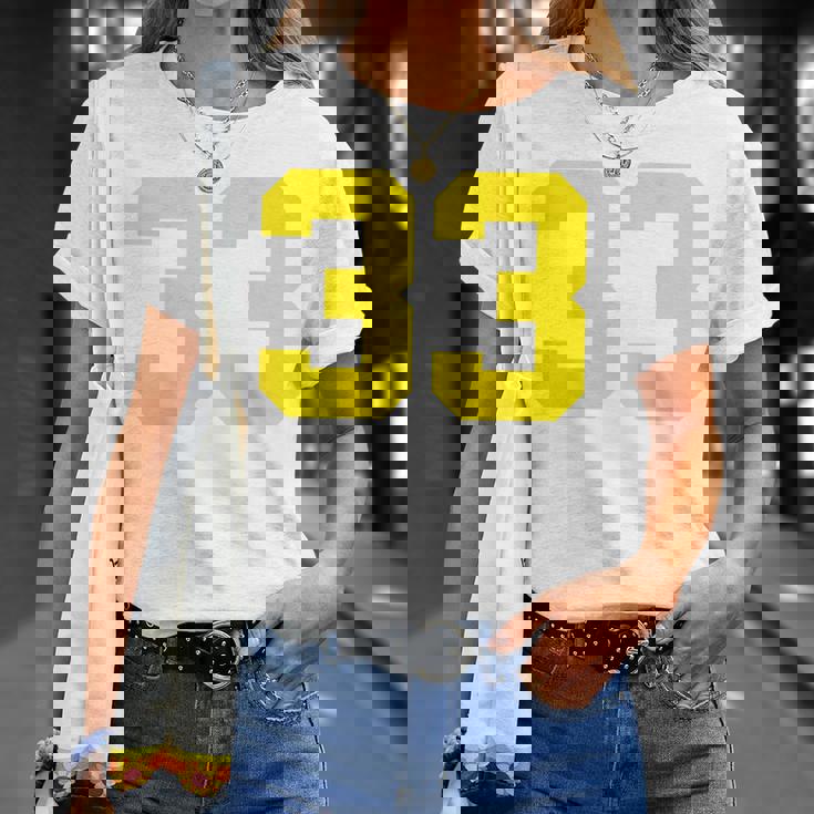 イエローナンバー33 背面 スポーツチーム ジャージ番号 Tシャツ 彼女への贈り物