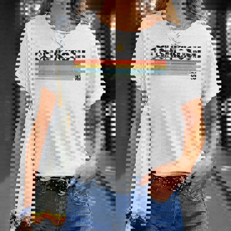オシュコシュ、ウィスコンシン州エリアコード 920 レトロヴィンテージスタイルtシャツ Tシャツ 彼女への贈り物