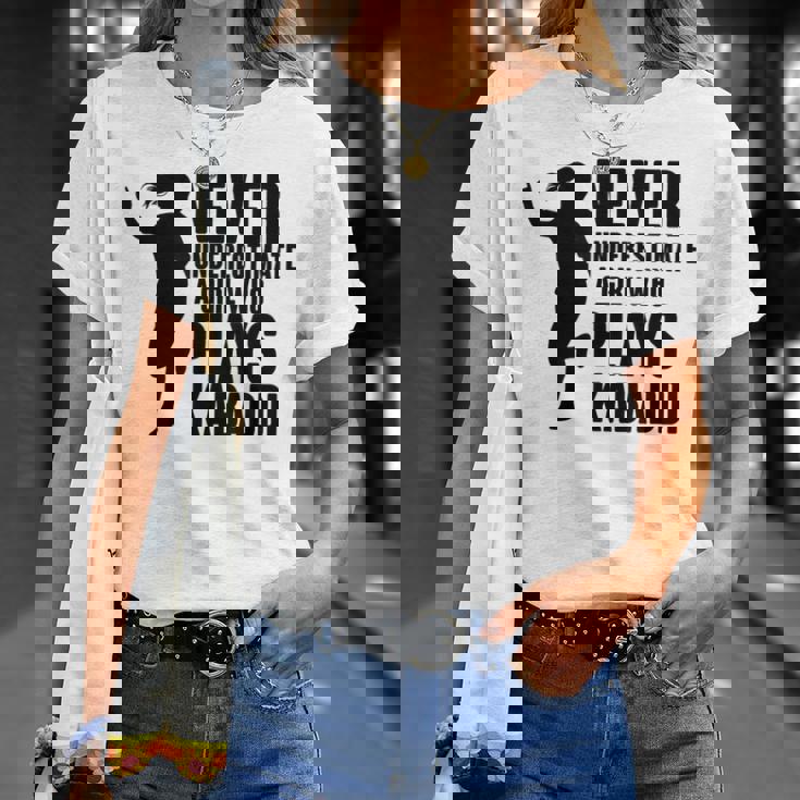 カヴァディを演じる少女を決して過小評価しない Tシャツ 彼女への贈り物