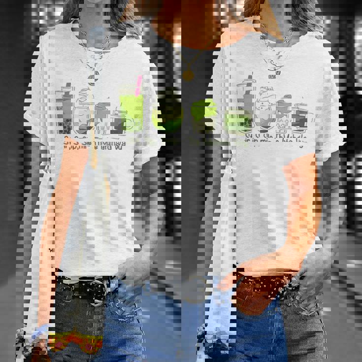 クリーミーダルゴナ抹茶ボバティー、スマイル、抹茶の方法 Tシャツ 彼女への贈り物