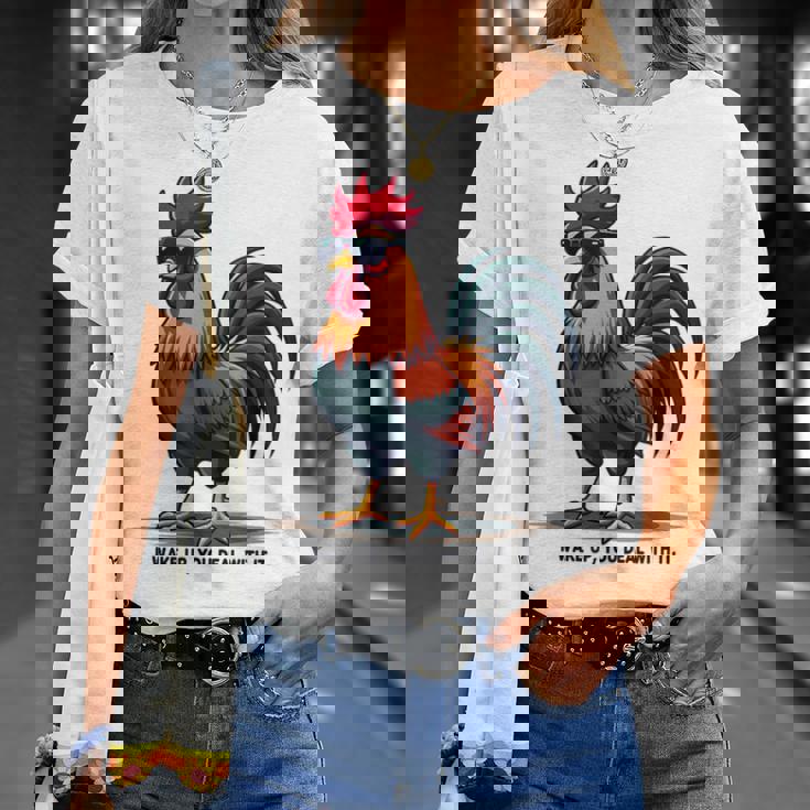 サングラスをかけた姿勢のクールな雄鶏。 Tシャツ 彼女への贈り物