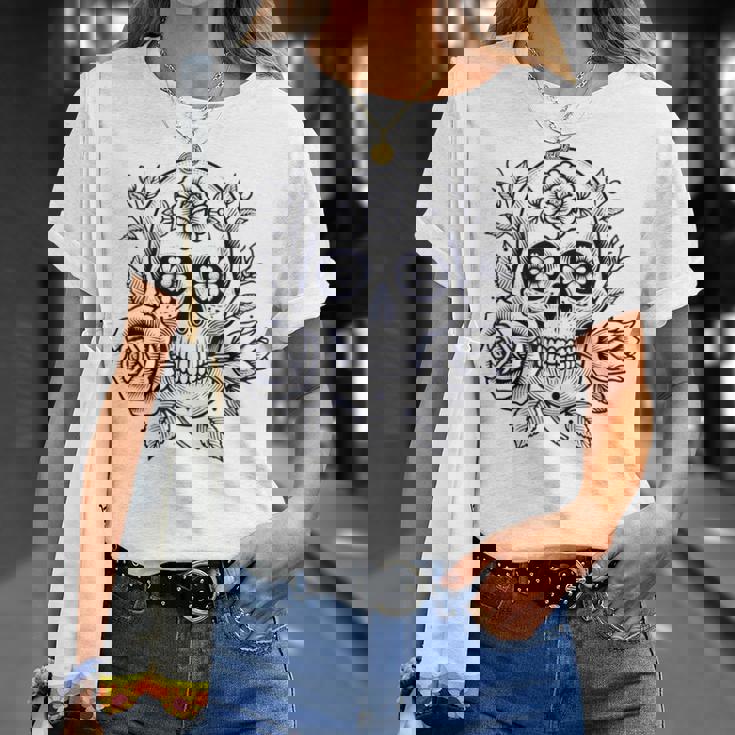 スカルと花の伝統的なタトゥースタイル Tシャツ 彼女への贈り物