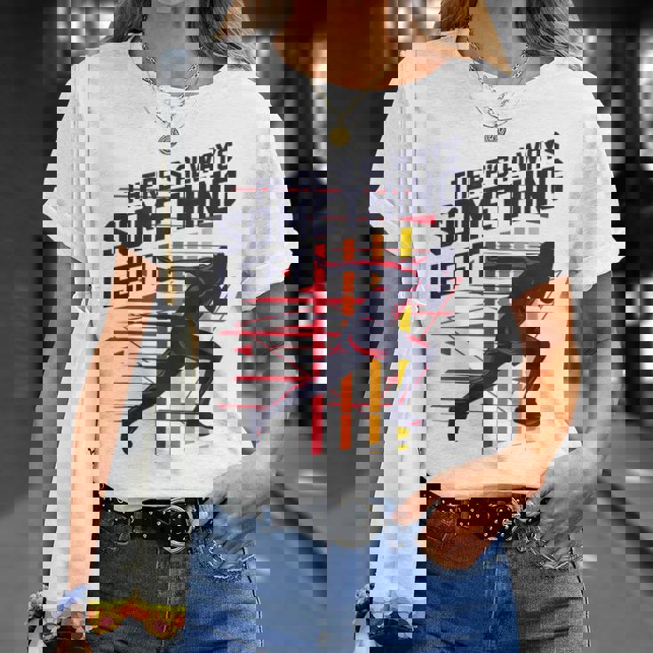 トラックアンドフィールド常に何かが残っている Tシャツ 彼女への贈り物