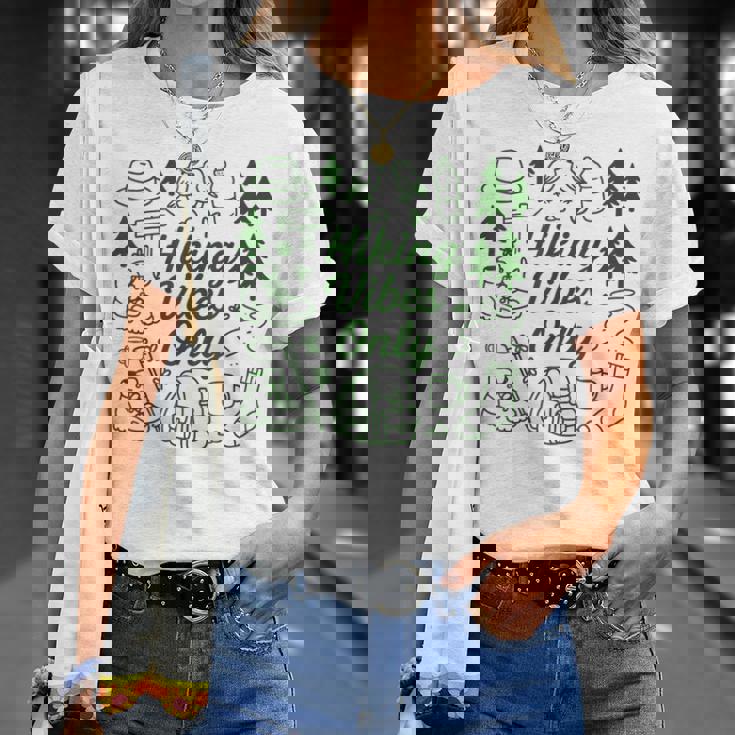 ハイキング バイブスオンリー 自然 落書き アート ミニマリスト 森林愛好家 Tシャツ 彼女への贈り物
