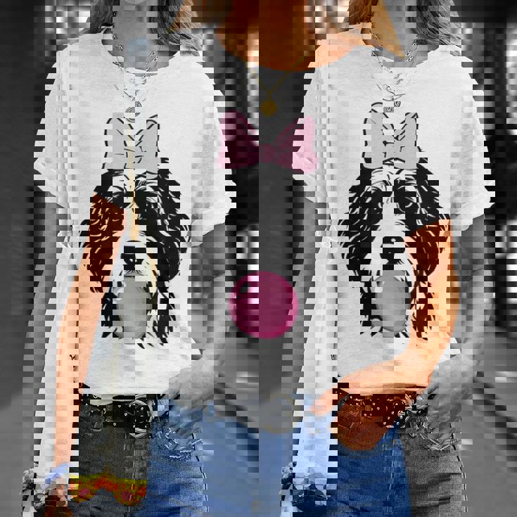 バブルガムを持つバーネドゥードル犬 Tシャツ 彼女への贈り物