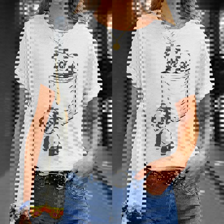 パンダ愛好家のためのポケットの中のかわいいカワイイベイビーパンダ Tシャツ 彼女への贈り物
