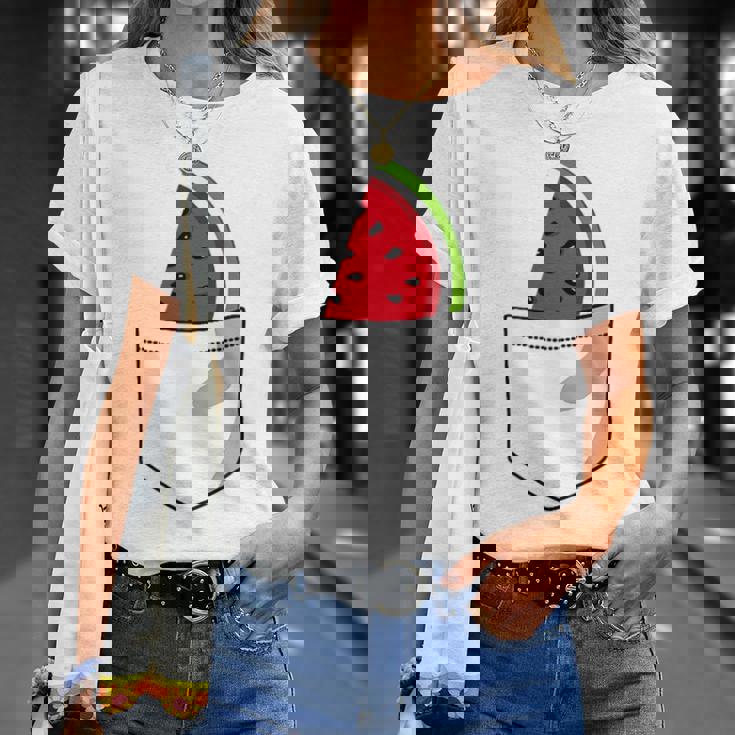 ポケットに入ったスイカのポケットプリントの面白いスイカ。 Tシャツ 彼女への贈り物
