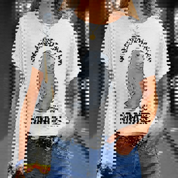 マナティーに気を取られる かわいい 海の動物 マナティー Tシャツ 彼女への贈り物