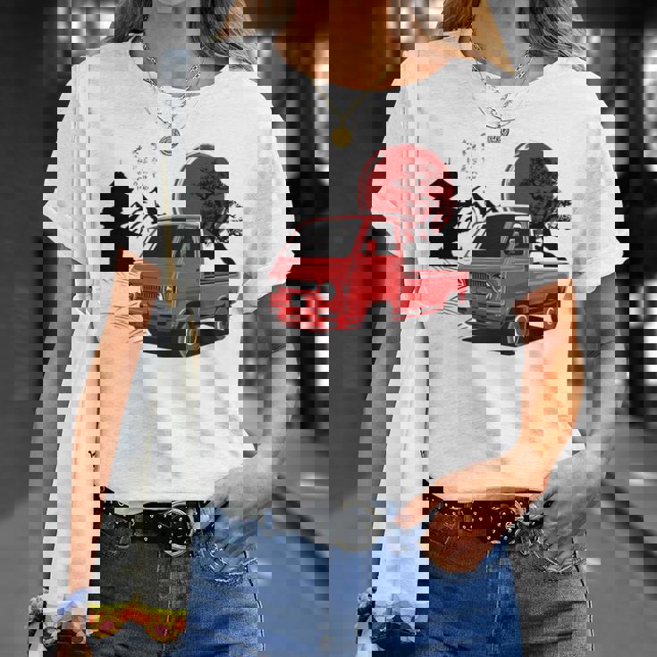 レトロな赤いミニトラックと日本の夕日。 長袖tシャツ Tシャツ 彼女への贈り物