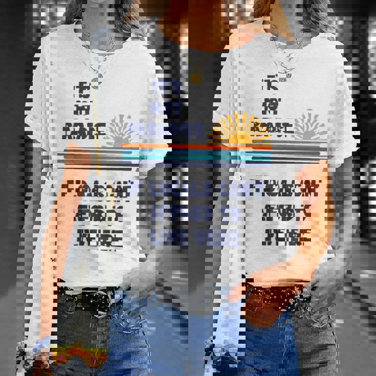 地元の人々がここに住む余裕がないなら、それは楽園ではない Tシャツ 彼女への贈り物