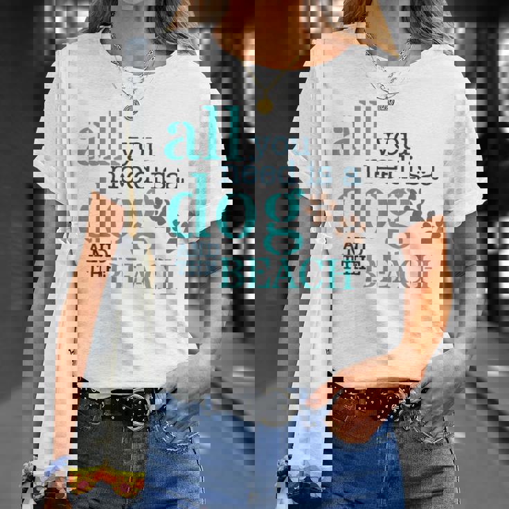 必要なのは犬とビーチ Tシャツ 彼女への贈り物