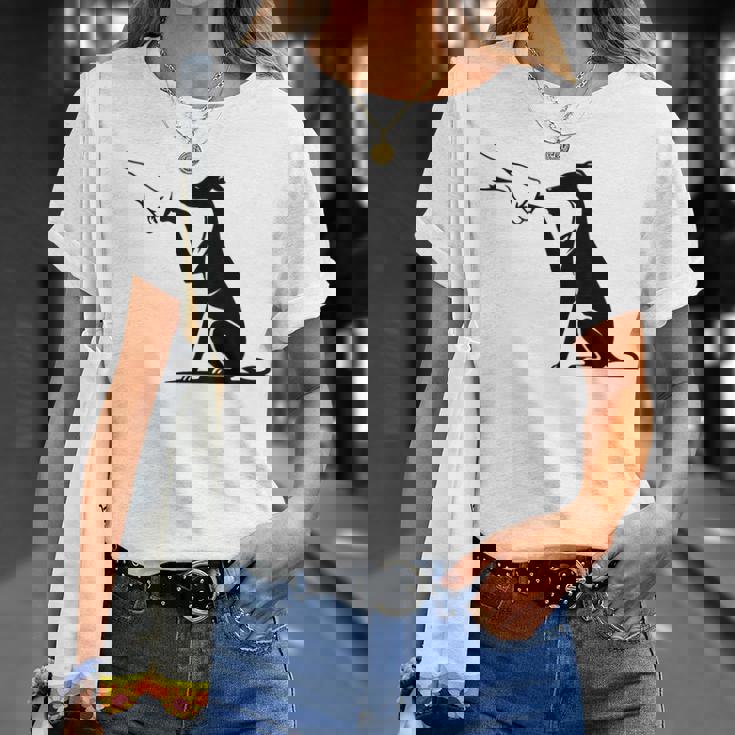 手を持つかわいいウィペット、ウィペットのママ Tシャツ 彼女への贈り物