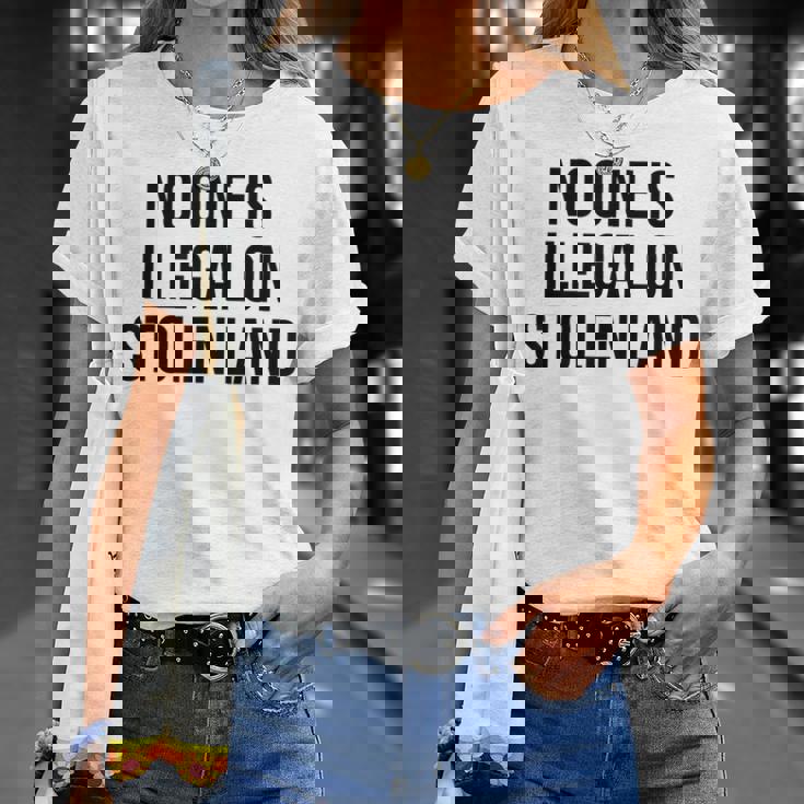 盗まれた土地では誰も違法ではない Tシャツ 彼女への贈り物