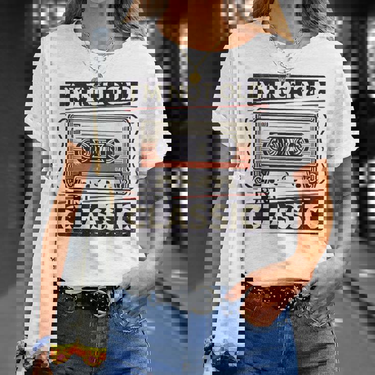 私は老けていない 私はクラシック 面白いレトロ テクニック Tシャツ 彼女への贈り物