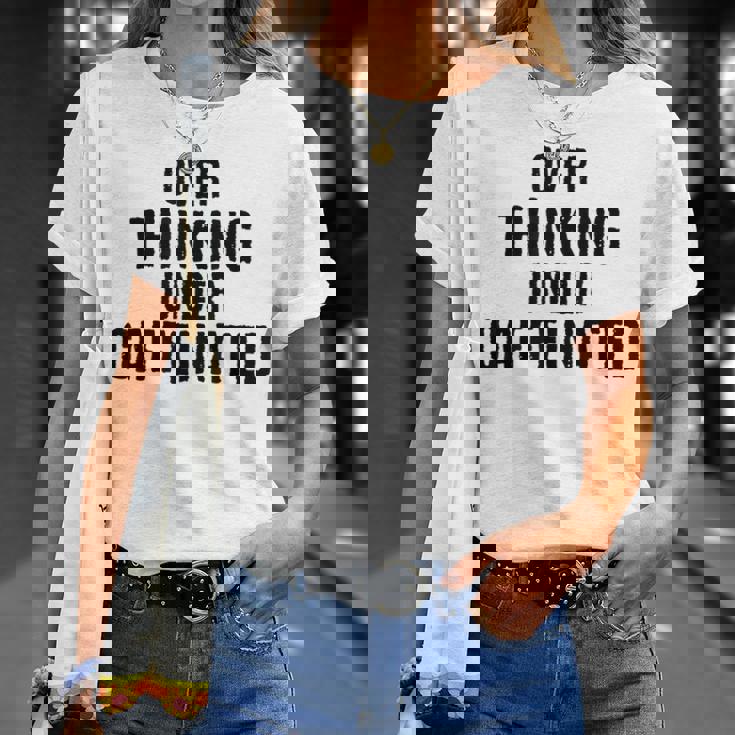 考えすぎてカフェイン入りの面白い Tシャツ 彼女への贈り物