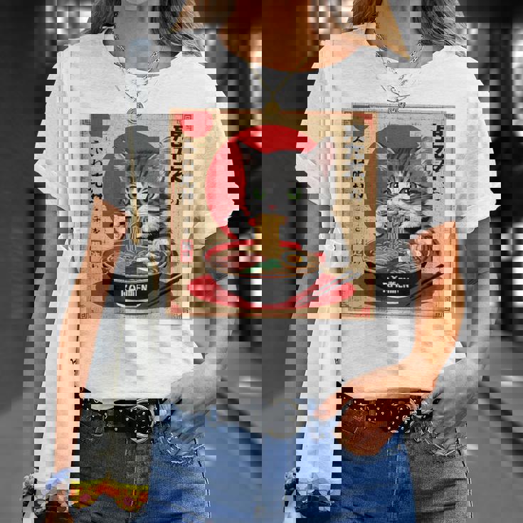 背中にラーメンを食べる緑色の目を持つ日本猫のデザイン。 Tシャツ 彼女への贈り物