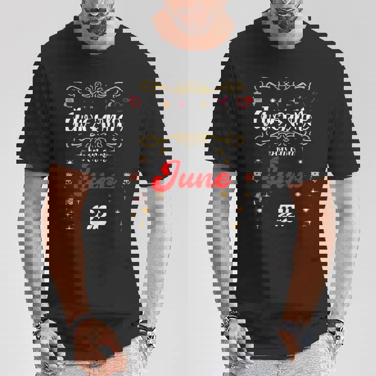 6月22日の誕生日に生まれた素晴らしい花と蝶。 Tシャツ 面白い贈り物