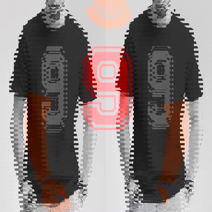 9番のスポーツスタイル。赤。 Tシャツ 面白い贈り物