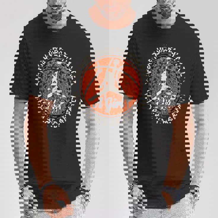 Basketball Never Underestimate A Girl Who Plays Basketball Tシャツ 面白い贈り物