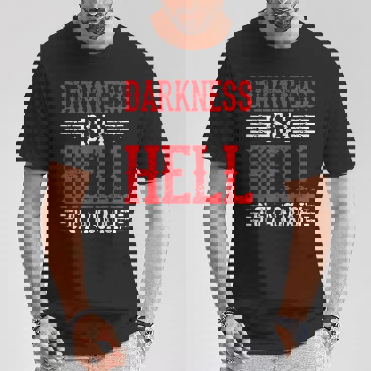 Darkness Is A Hell Of A Coach やる気を引き出す考え方 Tシャツ 面白い贈り物