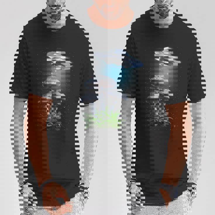 Ufo Hovering Over Weird Mushroomsci-Fi Magichrooms Tシャツ 面白い贈り物