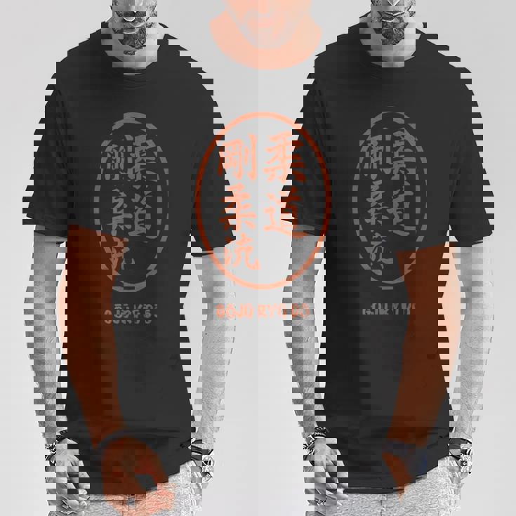 Goju-Ryu ハードで柔軟なランナー Traditionelles Karate Tシャツ 面白い贈り物