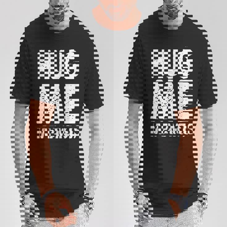 Hug Me I'm Famous ファニーハガー Tシャツ 面白い贈り物