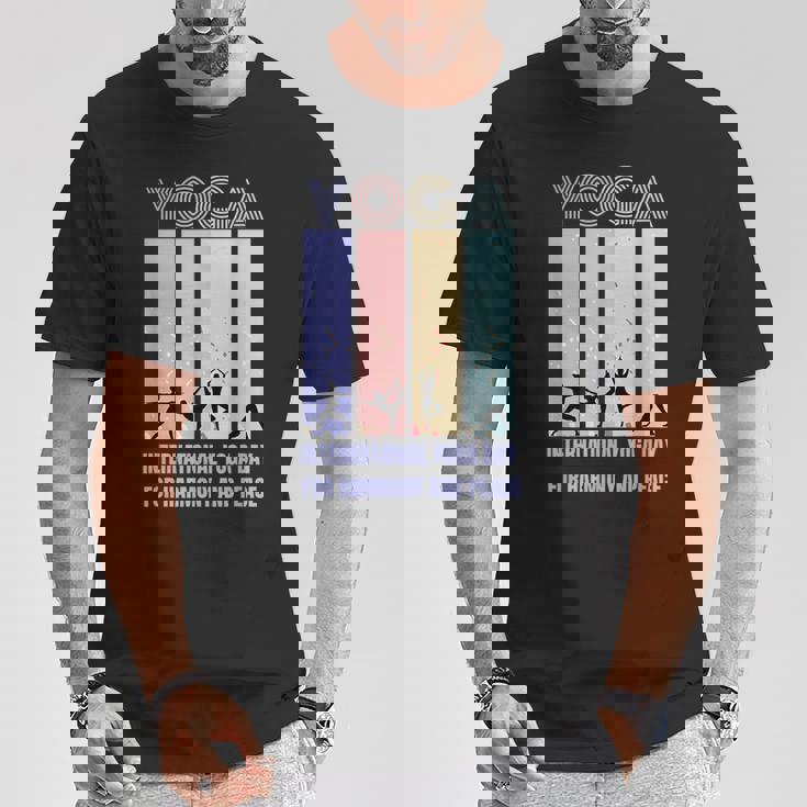 International Yoga Day For Harmony And Peace Tシャツ 面白い贈り物