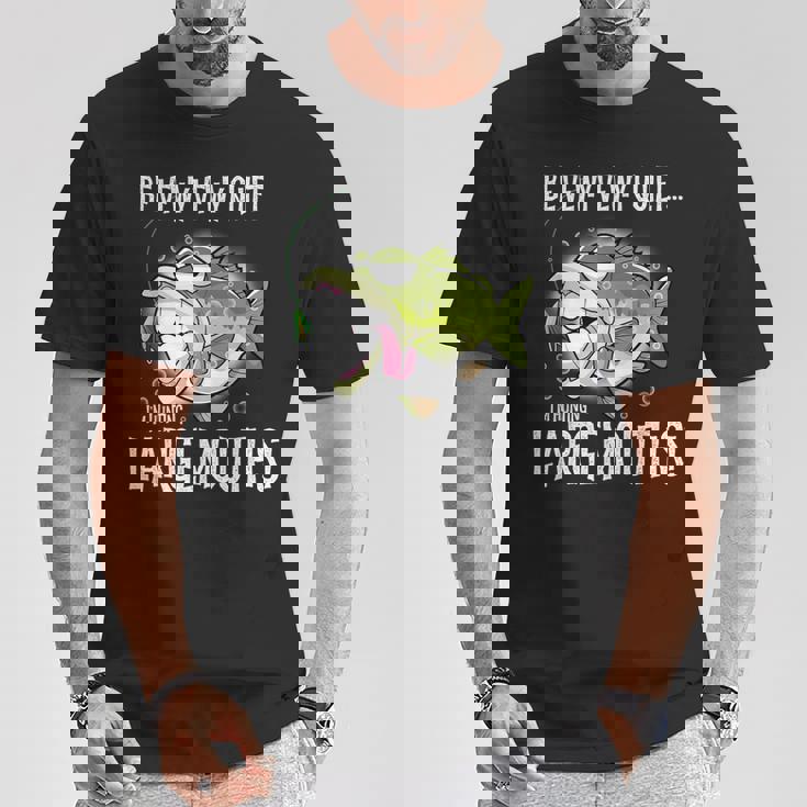 Largemouth Hunter 面白いビッグバス釣りユーモア Tシャツ 面白い贈り物