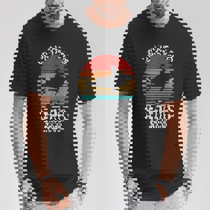 Life Is Better Withharks Around レトロ シャーク Tシャツ 面白い贈り物