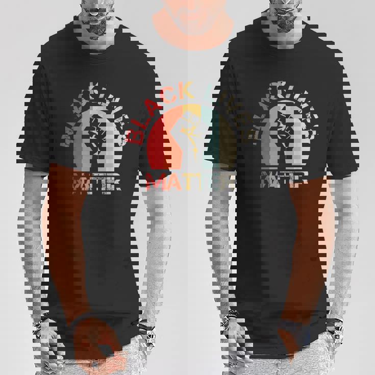 Lives Matter Raised Fist Retrointage No Racism Tシャツ 面白い贈り物