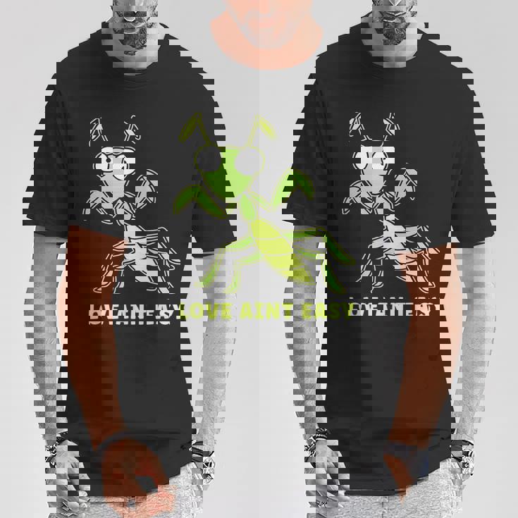 Love Ain't Easy カマキリ ユーモア 昆虫 恋人 ジョーク Tシャツ 面白い贈り物