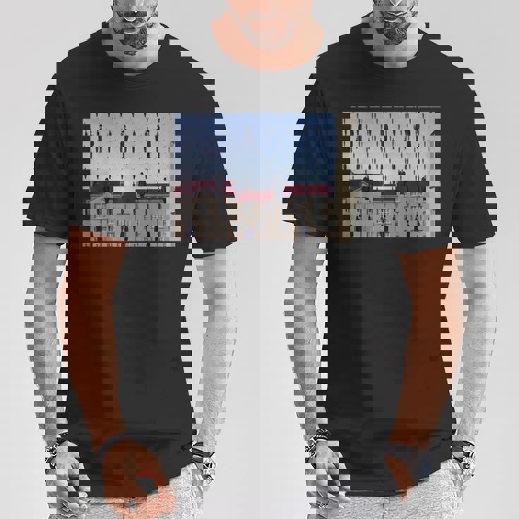 Magritteによるゴルコンダの有名な絵画。 Tシャツ 面白い贈り物