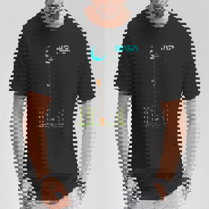 Nasaの宇宙飛行士がロープを登ってムーンワームのロゴを目指す Tシャツ 面白い贈り物