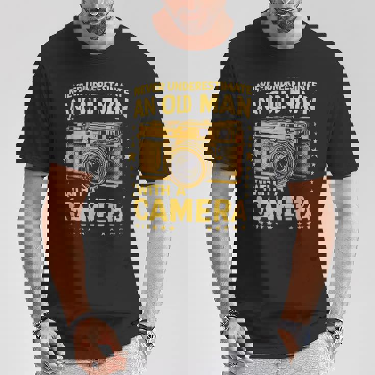 Never Underestimate An Old Man With A Camera レトロ ヴィンテージ Tシャツ 面白い贈り物