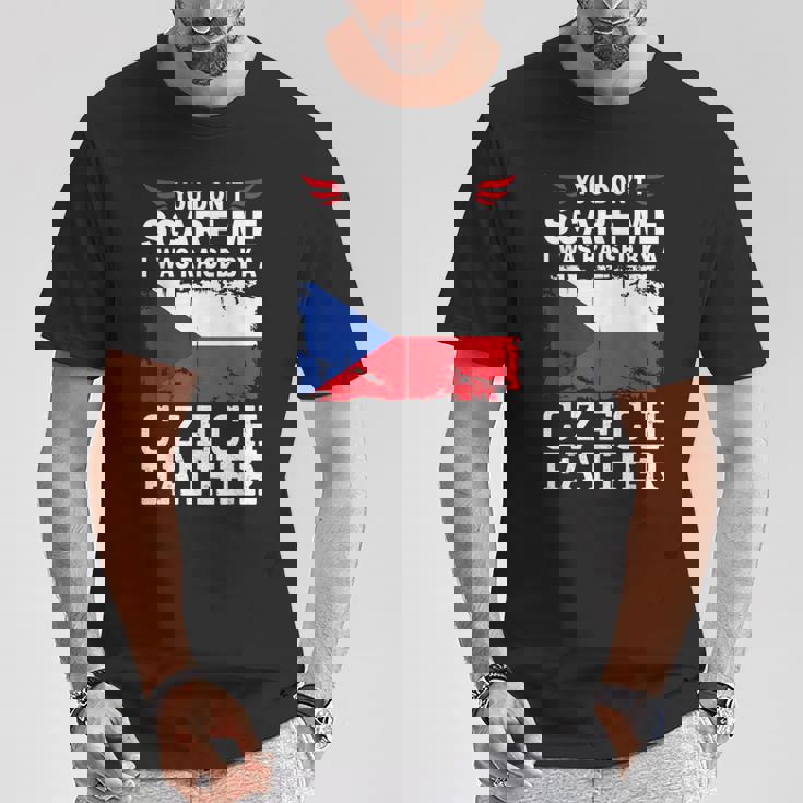 Raised By A Czech Father Father's Day Czech Republic Flag Tシャツ 面白い贈り物
