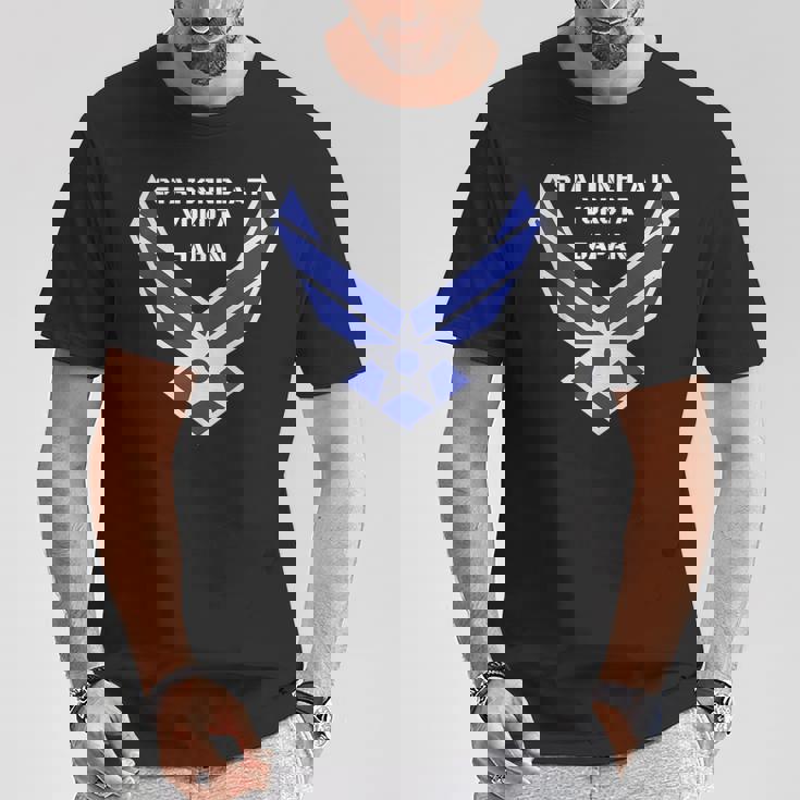 Stationed At Yokota Japan 日本 キャンプ 横田 よこた での任務のツアー Tシャツ 面白い贈り物